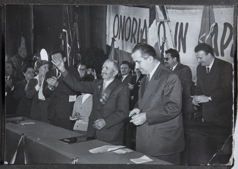Reggio Emilia, 1955, Teatro Municipale, Festeggiamenti per l'80° di Alcide Cervi, Alcide Cervi